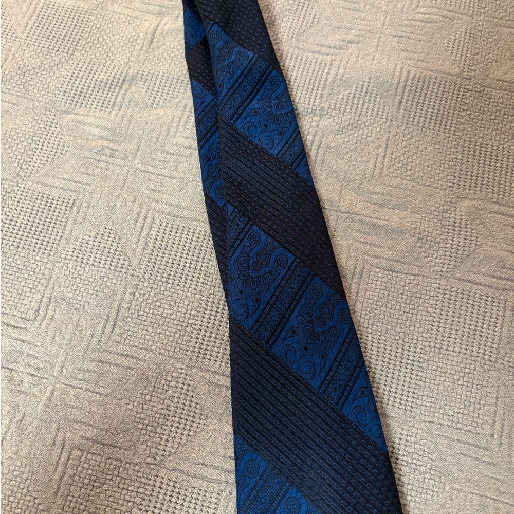 Stunning Blue Patterned Men's Lilly Dache’ Tie - Picture 2 of 11